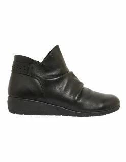 Wide Steps Fairway Black Glove Boots