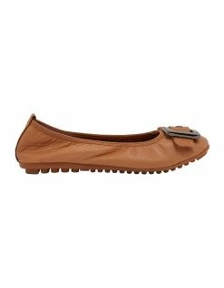 Sandler Pentagon Tan Glove Flat Shoes