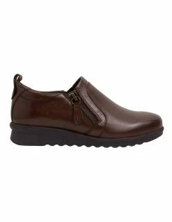 Wide Steps Noble Brown Glove Sneaker