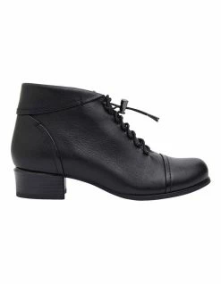 Wide Steps Takoda Black Glove boots